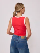 Musculosa marrón con cuello y sisas en amarillo, corte ajustado y estampado frontal con el logo de Rusty.