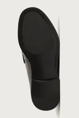 Mocasín de vestir para hombre confeccionado en piel con acabado abatanado, de color marrón. Cuenta con detalle de antifaz en el empeine, horma redonda, plantilla interior de piel y suela a contraste con ligero tacón.