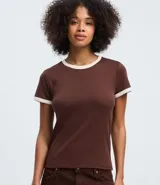 Blusa estilo baby tee color marrón, con cuello redondo y bordes de las mangas en color crema contrastante. Presenta un corte ajustado y manga corta.