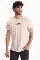 Remera de algodón color beige con diseño de estampado tipográfico en el pecho, de corte regular fit y manga corta.