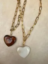 Collar de cadena de eslabones dorados con dije de corazón de resina pulida. Disponible en color blanco y color ámbar.