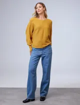 Buzo marca Cupio de tejido acanalado color azul. Tiene mangas largas estilo dolman y aplique de botones en la espalda.