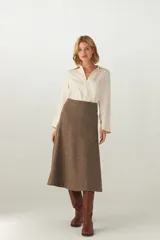 Falda marrón de lana fina con corte evasé y largo midi.