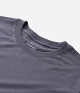 Remera básica de hombre con cuello redondo y manga corta, confeccionada en algodón con textura acanalada y corte comfort.