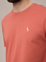 Remera blanca de algodón con cuello redondo y manga corta.