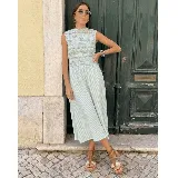 Sandalias romanas de cuero color marrón, con diseño de múltiples tiras horizontales y verticales, doble hebilla lateral de ajuste y suela track de goma.