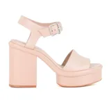 Sandalias de plataforma color rosa nude, con tira ancha sobre los dedos, pulsera con hebilla al tobillo y tacón cuadrado alto.