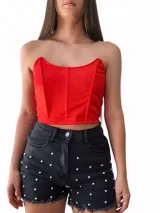 Top corset rojo de satén, sin mangas y con escote recto.