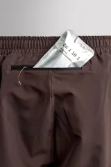 Pantalón de entrenamiento slim fit Zara Athleticz color negro, confeccionado en tejido técnico ligero y elástico con estructura combinada a contraste. Cuenta con cintura elástica ajustable con cordón, bolsillos frontales y trasero con cierre de cremallera, y bajo ajustable con cremallera en los laterales.