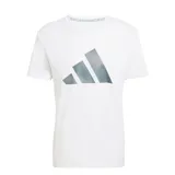Remera deportiva Adidas Adi365 Running Essentials de hombre, color blanco, con cuello redondo y manga corta. Presenta gran estampado frontal del logo de la marca en tono plateado con textura de puntos.