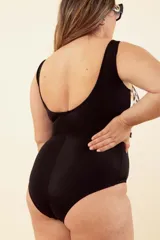 Malla entera negra con parte superior estampada con diseño animal print y nudo en el escote.