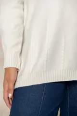 Buzo de corte relajado y cuello redondo, con detalles de costura vertical en la parte inferior y puños acanalados en las mangas.