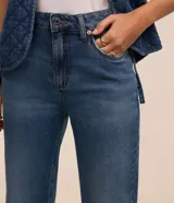 Pantalón de jean azul de corte recto, con bolsillos delanteros y traseros, y cierre de botón y cremallera.