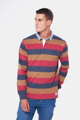 Remera polo tipo rugby rayada en tela de jersey con cuello en denim lavado y puños en rib. Frente con botones personalizados y bordado en el pecho.
