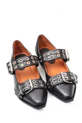 Zapato tipo Mary Jane de cuero con estampado de rosas y patrón de cuadros, con doble tira con hebillas metálicas y suela plana negra.