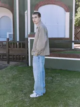 Jean celeste de corte baggy, tiro alto y diseño clásico de cinco bolsillos. Confeccionado en tejido denim con acabado stonewash.
