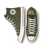 Championes Converse Chuck 70 de caña alta color verde oliva con cordones blancos y suela de goma color hueso.