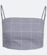 Blusa cropped gris con estampado de cuadrillé blanco, tirantes finos y espalda elastizada.