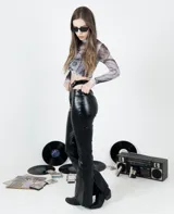 Pantalón de tiro medio color negro, estilo oxford, con cinto incorporado y engomado de alta calidad.