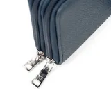 Billetera de mujer color azul, con textura símil cuero y doble cierre. Cuenta con herrajes plateados, un bolsillo interno con cierre y 14 compartimientos.