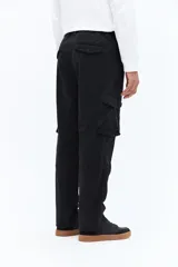 Pantalón cargo color beige con cintura clásica, bolsillos laterales con solapa y cierre de botón, y pasacintos. Diseño recto sin puños, confeccionado en algodón.