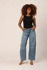 Jean azul claro de corte baggy baloon, con tiro alto y bolsillos laterales.