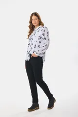 Pantalón de jean skinny de tiro medio, color celeste claro, con efecto desgastado y costuras en contraste.
