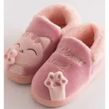 Pantuflas cerradas de color azul con diseño de gatito, confeccionadas en piel sintética suave con interior de peluche gris. Presentan un bordado con la frase 'Welcome Home' y apliques de patitas de gato. Cuentan con suela de goma antideslizante.