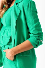 Blazer verde Benetton de corte entallado con solapas y bolsillos laterales.