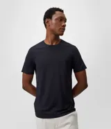 Remera masculina de corte slim, cuello redondo y mangas cortas, confeccionada en mezcla de viscosa, poliamida y elastano. Presenta diseño liso y uniforme de la línea Performance.