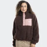 Campera de polar tipo corderito en color marrón oscuro, con cuello alto y cierre frontal parcial con botones a presión. Presenta un bolsillo frontal con cierre en contraste de color rosado y logo de la marca bordado.