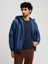 Camiseta azul de manga larga, cuello redondo y corte clásico.