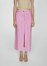 Falda midi de corte recto con estampado de rayas verticales en tonos rosa, blanco y azul. Presenta una abertura frontal, cierre con cremallera y botón, bolsillos laterales y bolsillos de ribete en la parte posterior.