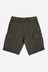 Bermuda cargo de corte clásico en color beige, con bolsillos laterales tipo cargo, cierre de cremallera y botón, y pasacintos.