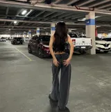 Pantalón de jean estilo wide leg con tiro bajo, en color negro lavado. Presenta un corte recto y holgado, con cierre frontal y bolsillos clásicos.