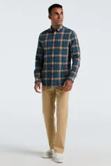 Camisa de manga larga para hombre, con cuello abotonado y bolsillo en el pecho. Presenta un estampado de cuadros (tartán) en tonos azul marino, verde azulado, naranja quemado y beige.