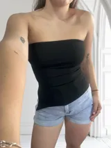 Top strapless negro con corte asimétrico en el ruedo.