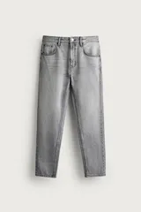 Jeans de corte slim cropped confeccionados en denim de algodón rígido con efecto lavado. Presentan tiro medio, cierre frontal con cremallera y botón, y diseño clásico de cinco bolsillos.