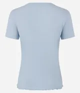 Blusa básica de manga corta, cuello redondo y textura sutil, confeccionada en viscosa con elastano. El bajo de la prenda es ondulado.