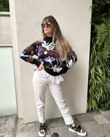 Sweater de punto con cuello alto, estampado con flores en tonos marrón, lila, blanco y negro.