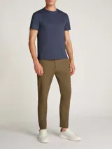 Remera de algodón orgánico con cuello redondo y manga corta. Presenta un diseño minimalista con un pequeño logo de Calvin Klein bordado en el pecho.