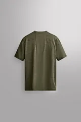 Camiseta técnica regular fit de Zara Athleticz, color verde militar con diseño de rayas sutiles, cuello redondo y manga corta. Confeccionada en tejido ligero, elástico y de secado rápido con costuras planas.