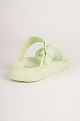 Sandalias de plataforma baja color verde claro, con tiras anchas cruzadas en el empeine y suela de goma moldeada.