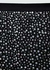 Falda midi de corte recto en color negro, confeccionada con detalle de strass brillante distribuido por toda la prenda. Presenta tiro medio y cintura con elástico para mayor comodidad.