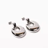 Par de aros colgantes plateados con forma de medialuna gruesa.