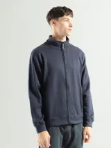 Campera polar negra con cierre frontal y bolsillos laterales.