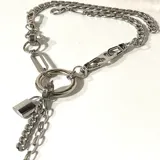 Collar plateado de cadena con dije de candado y cadena colgante.