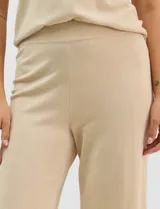 Pantalón tejido de corte recto y diseño fluido, color amarillo, con cintura ancha elastizada.