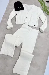 Pantalón tipo palazzo de tejido de punto acanalado en color blanco, con tiro alto y corte relajado.