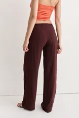 Pantalón de fibrana con estampado abstracto en tonos celestes, blancos y grises. Corte recto y holgado.